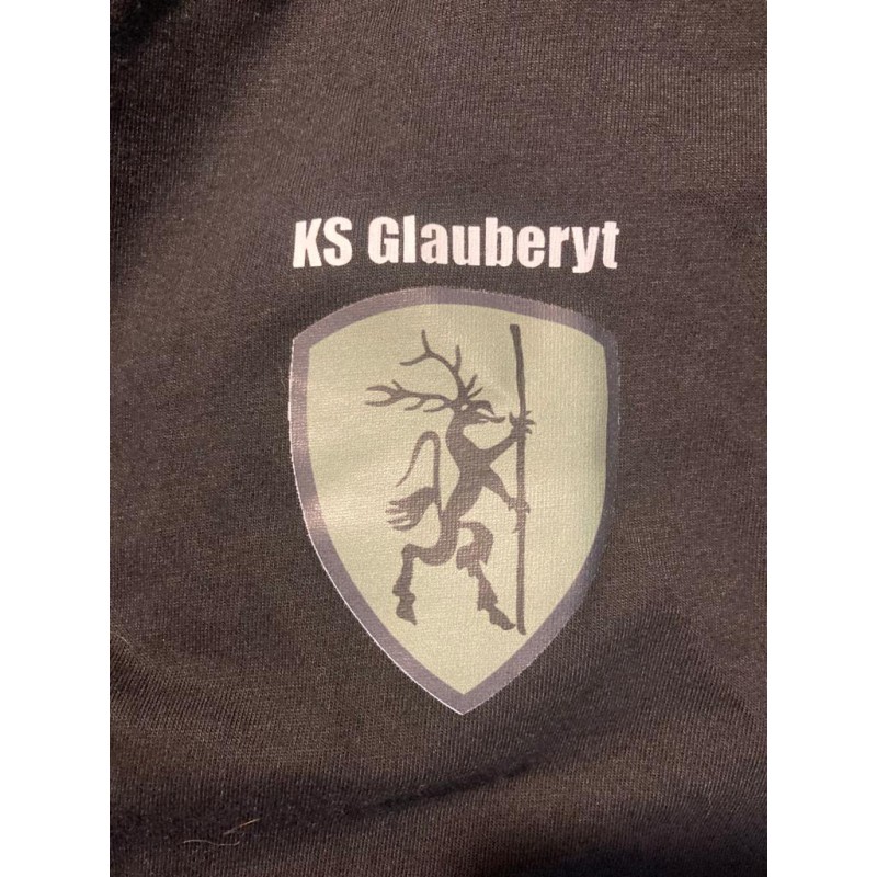 Koszulka z logo klubu KS Glauberyt – kolor czarny: 3 role w wyposażeniu strzelca